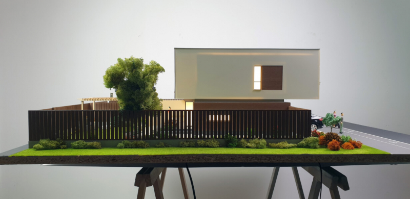 Maqueta de una casa con garaje