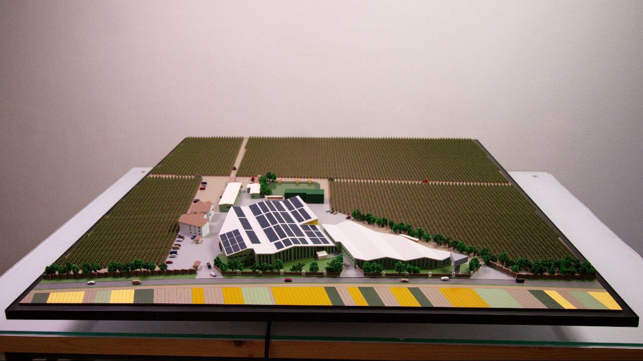 Maqueta de arquitectura proyecto agroindustrial sostenible
